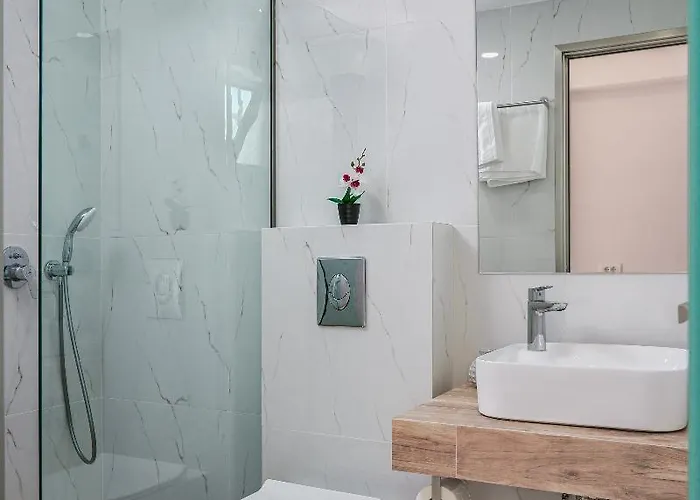 Antonis Pool Bar Hotel 3*